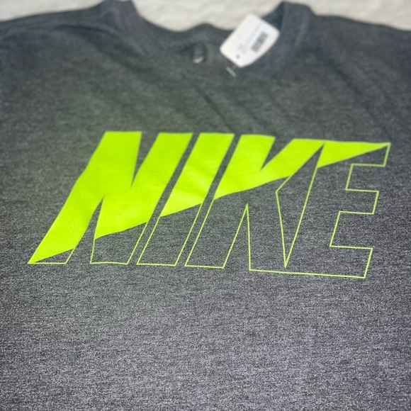 Nike 🥳 2/$15 OR 3/$20 🥳 Grey Sporty Green Athletic Cut Tee - Picture 2 of 6